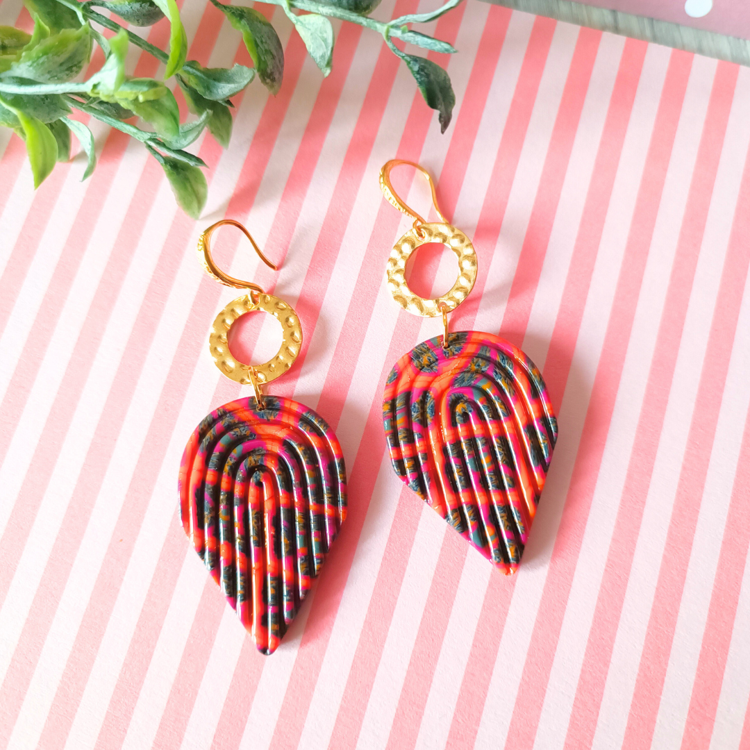 bijoux boucles doreilles pendantes or dorees fimo pate polymere acier inoydable clou creatrice francaise vendee createur artisanal fait main piece unique art deco orange fuchsia kaki