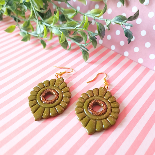 boucles d'oreilles bijoux fimo crochet acier inoxydable or doré pâte polymère design creatrice francaise vendee fait main artisanal createur léger pendantes kaki oeil divin chance bonheur paix prospérité intérieure