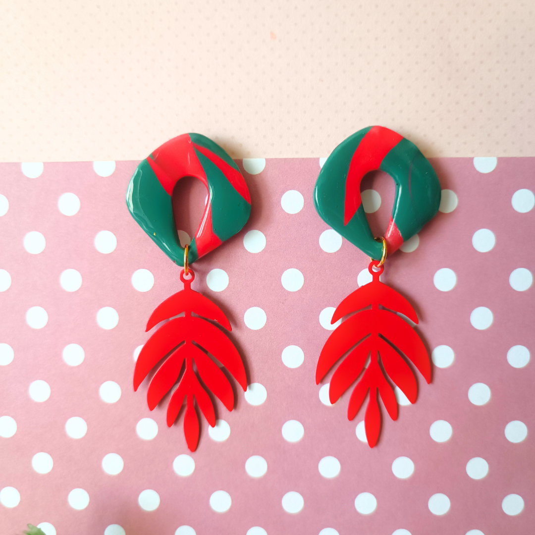 bijoux boucles doreilles pendantes or dorees fimo pate polymere acier inoxydable clou feuille creatrice francaise vendee createur artisanal fait main piece unique rouge vert feuille noel lutin