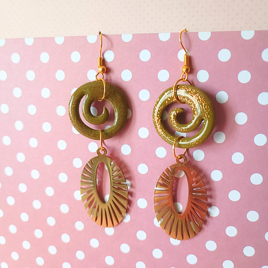 boucles d'oreilles bijoux fimo crochet acier inoxydable or doré pâte polymère design creatrice francaise vendee fait main artisanal createur léger pendantes kaki spirale