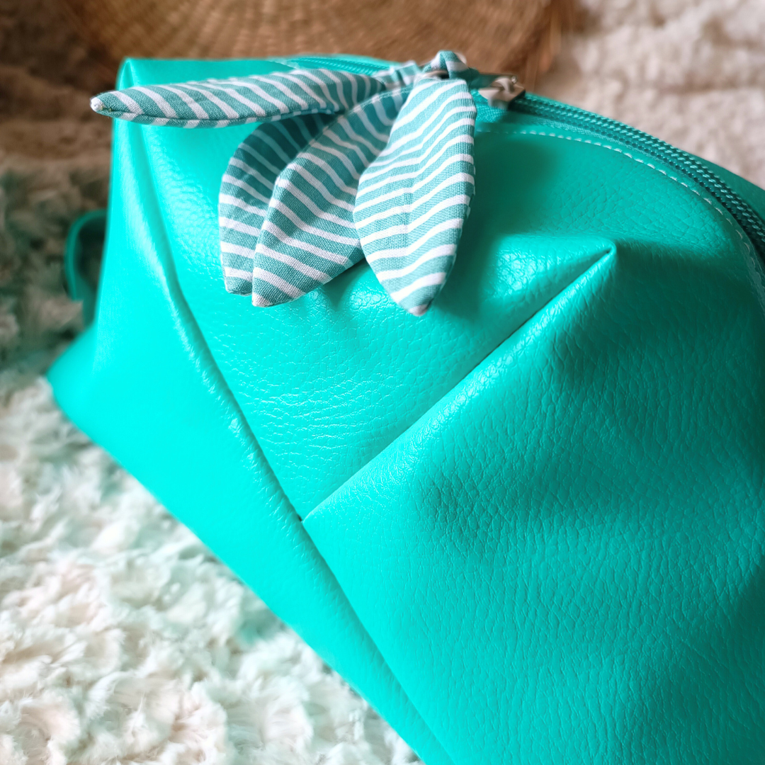 trousse toilette maquillage crayons simili cuir coton double molleton poignee transport fermeture zip originale design fait main piece unique creatrice francaise createur accessoire pochette vendee bleu turquoise