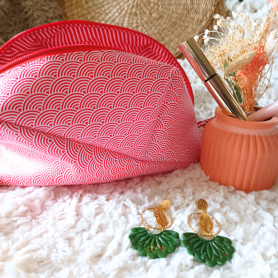 trousse toilette maquillage crayons simili cuir coton double molleton poignee transport fermeture zip originale design fait main piece unique creatrice francaise createur accessoire pochette vendee rouge blanc rayé