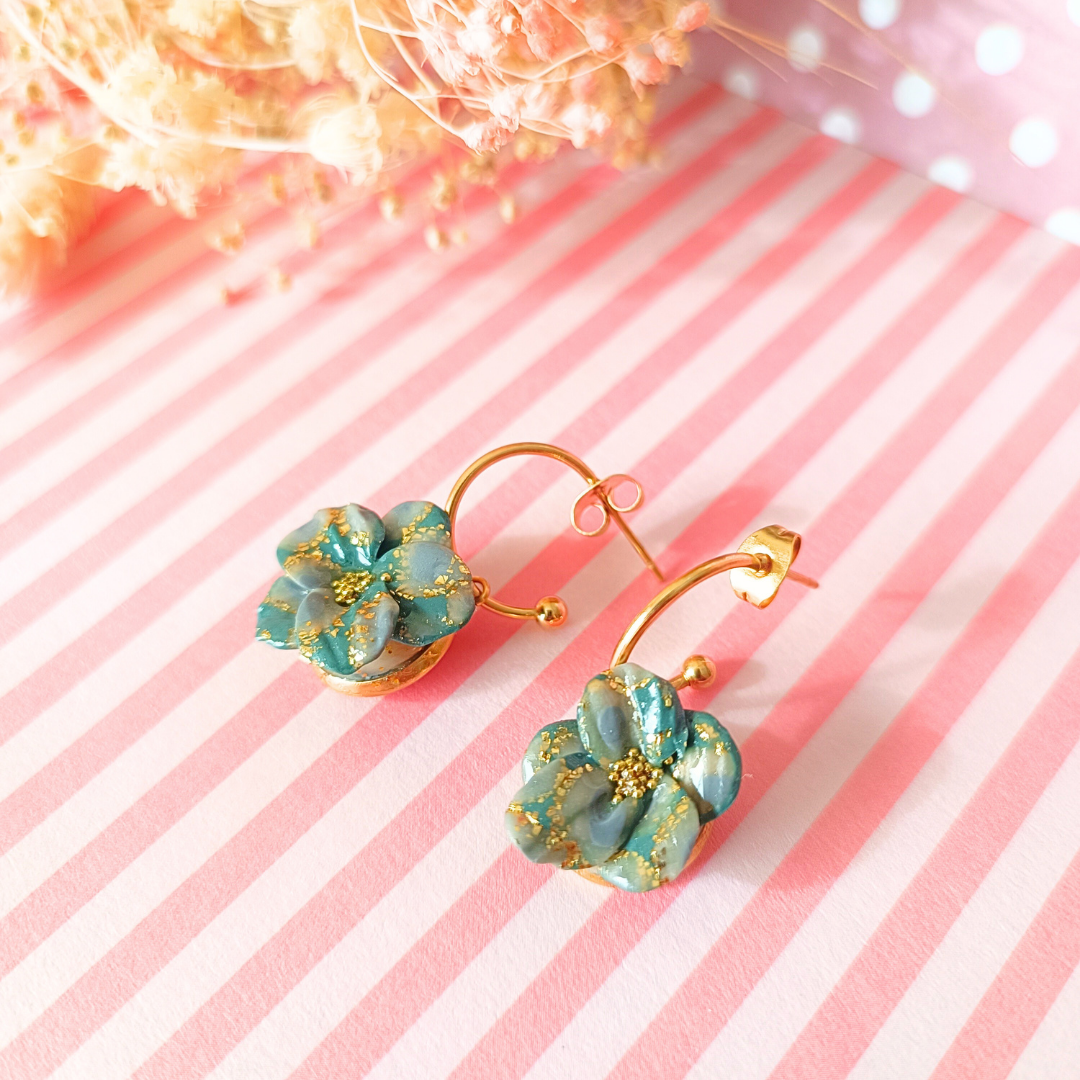 boucles d'oreilles fimo argile polymère pendantes crochet acier inoxydable artisanal fait main vendée fleur bleu or