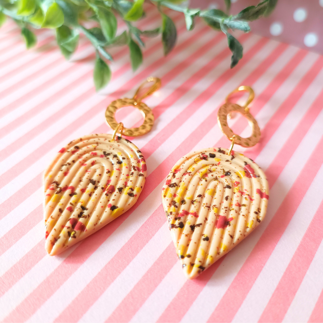 bijoux boucles doreilles pendantes or dorees fimo pate polymere acier inoydable clou  creatrice francaise vendee createur artisanal fait main piece unique art deco beige terrazzo