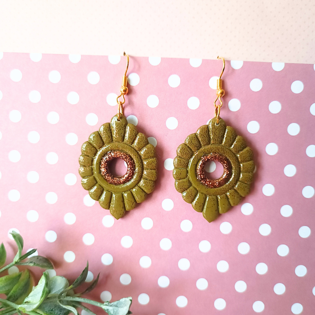 boucles d'oreilles bijoux fimo crochet acier inoxydable or doré pâte polymère design creatrice francaise vendee fait main artisanal createur léger pendantes kaki oeil divin chance bonheur paix prospérité intérieure