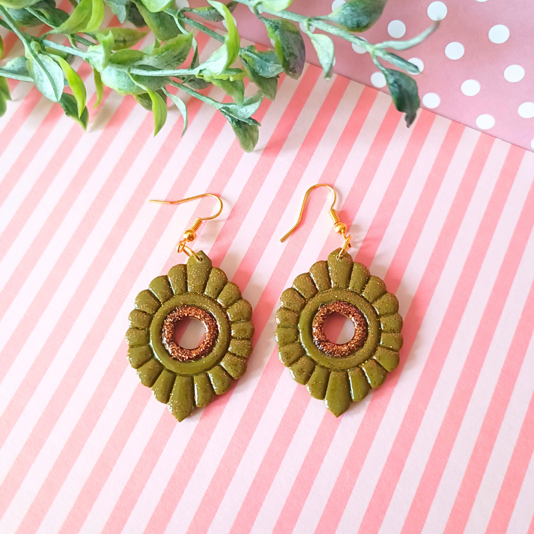 boucles d'oreilles bijoux fimo crochet acier inoxydable or doré pâte polymère design creatrice francaise vendee fait main artisanal createur léger pendantes kaki oeil divin chance bonheur paix prospérité intérieure