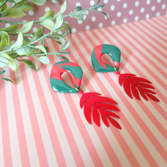 bijoux boucles doreilles pendantes or dorees fimo pate polymere acier inoxydable clou feuille creatrice francaise vendee createur artisanal fait main piece unique rouge vert feuille noel lutin