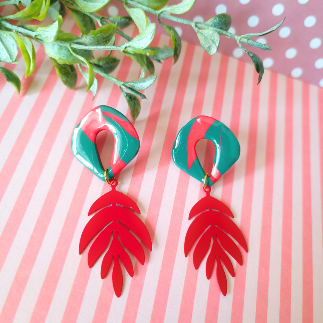 bijoux boucles doreilles pendantes or dorees fimo pate polymere acier inoxydable clou feuille creatrice francaise vendee createur artisanal fait main piece unique rouge vert feuille noel lutin