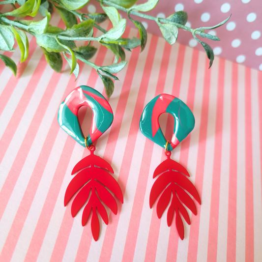 bijoux boucles doreilles pendantes or dorees fimo pate polymere acier inoxydable clou feuille creatrice francaise vendee createur artisanal fait main piece unique rouge vert feuille noel lutin