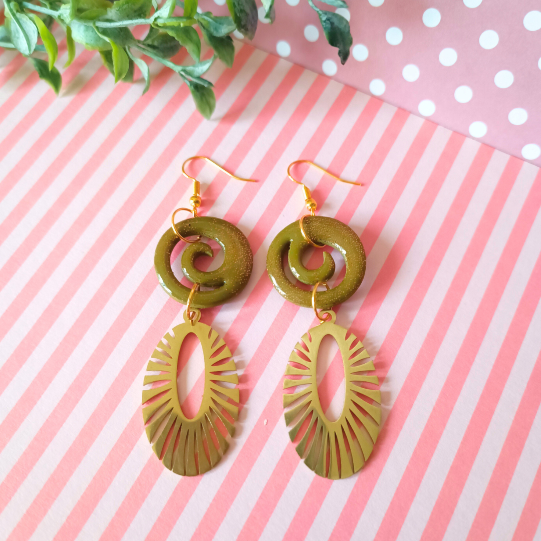 boucles d'oreilles bijoux fimo crochet acier inoxydable or doré pâte polymère design creatrice francaise vendee fait main artisanal createur léger pendantes kaki spirale