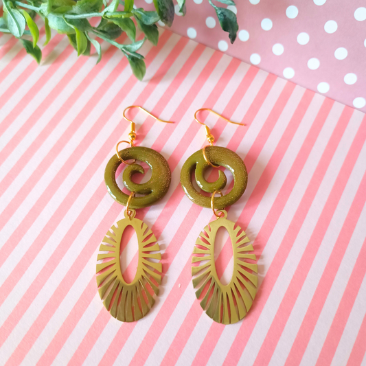 boucles d'oreilles bijoux fimo crochet acier inoxydable or doré pâte polymère design creatrice francaise vendee fait main artisanal createur léger pendantes kaki spirale