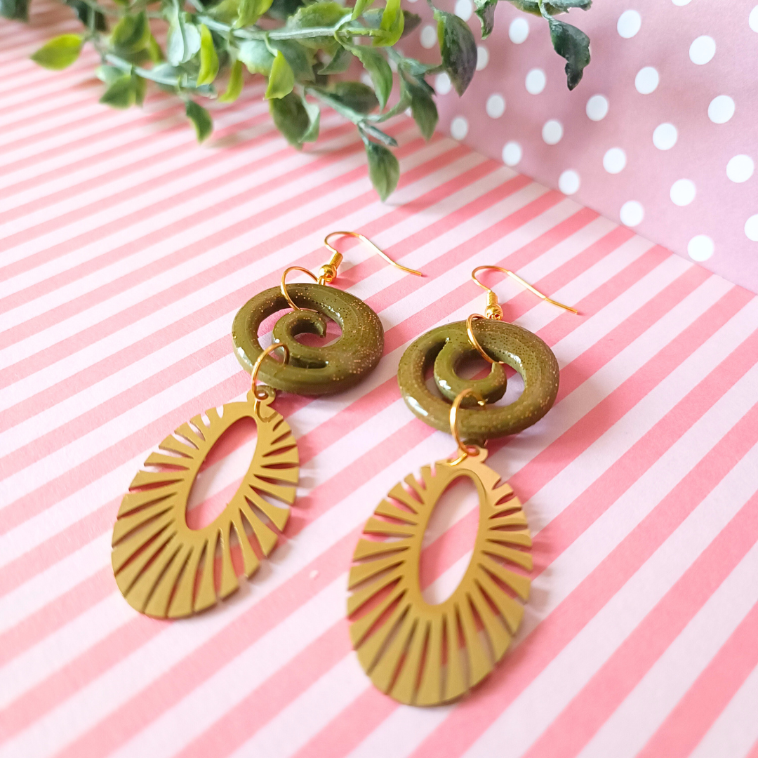 boucles d'oreilles bijoux fimo crochet acier inoxydable or doré pâte polymère design creatrice francaise vendee fait main artisanal createur léger pendantes kaki spirale