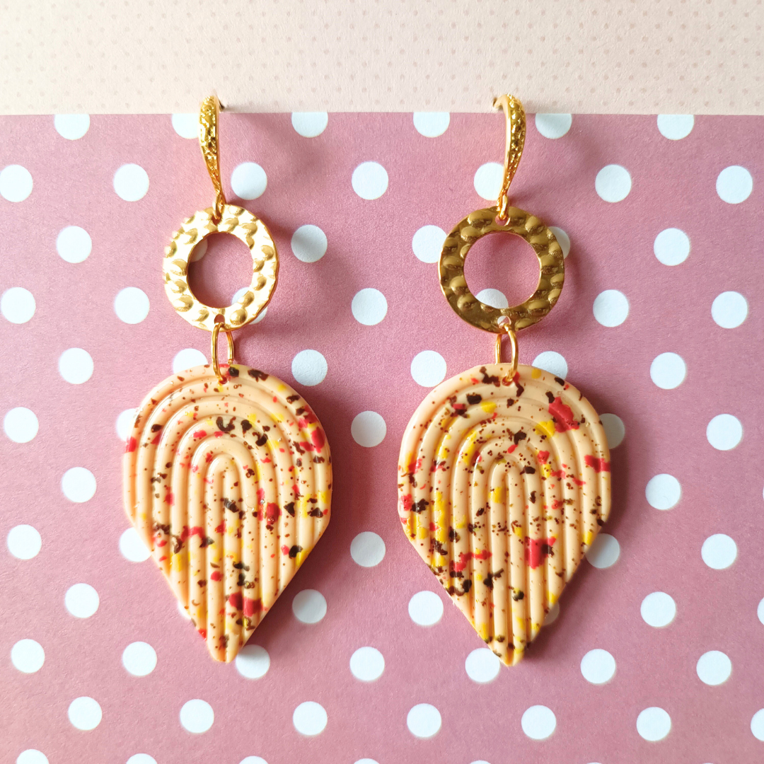 bijoux boucles doreilles pendantes or dorees fimo pate polymere acier inoydable clou  creatrice francaise vendee createur artisanal fait main piece unique art deco beige terrazzo