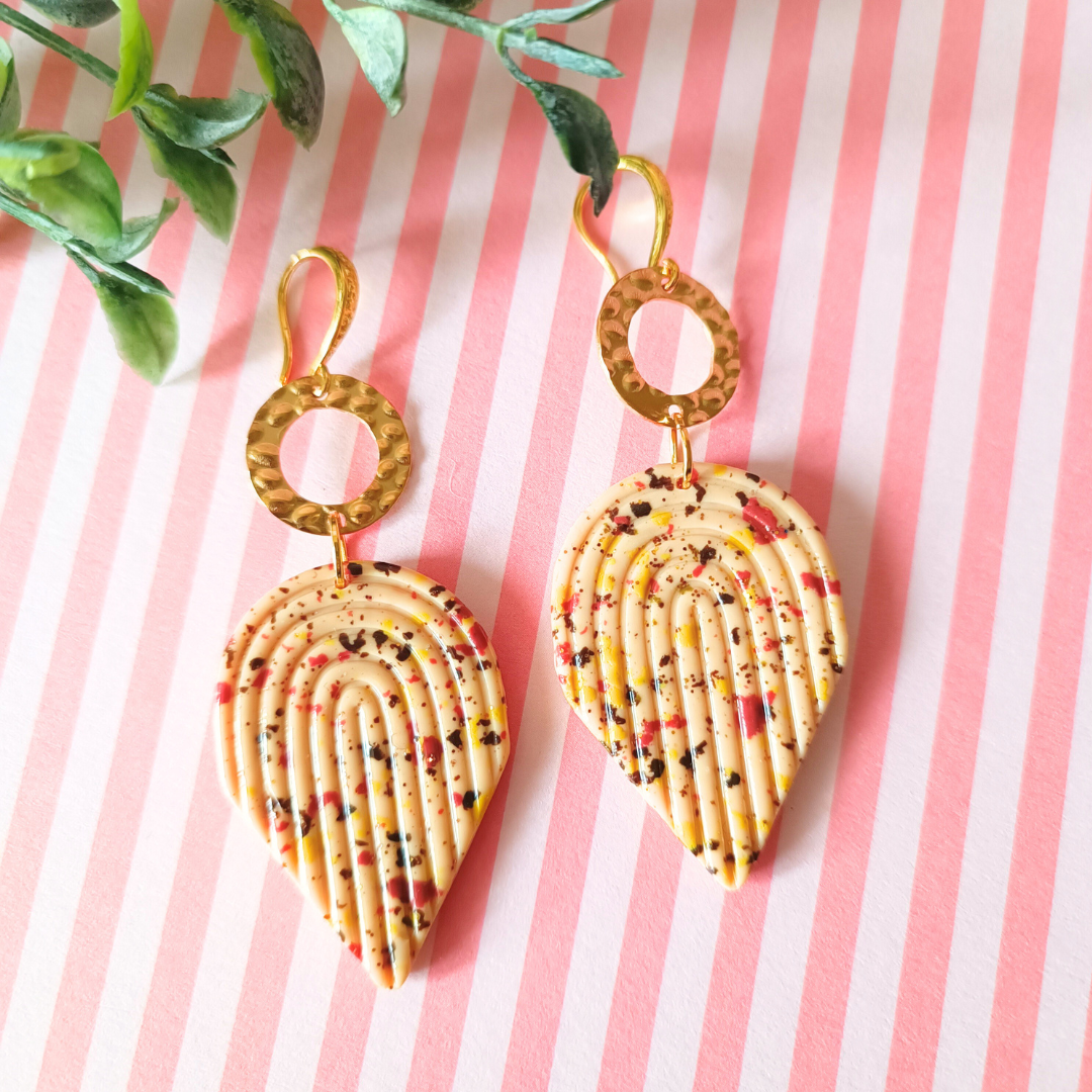 bijoux boucles doreilles pendantes or dorees fimo pate polymere acier inoydable clou  creatrice francaise vendee createur artisanal fait main piece unique art deco beige terrazzo