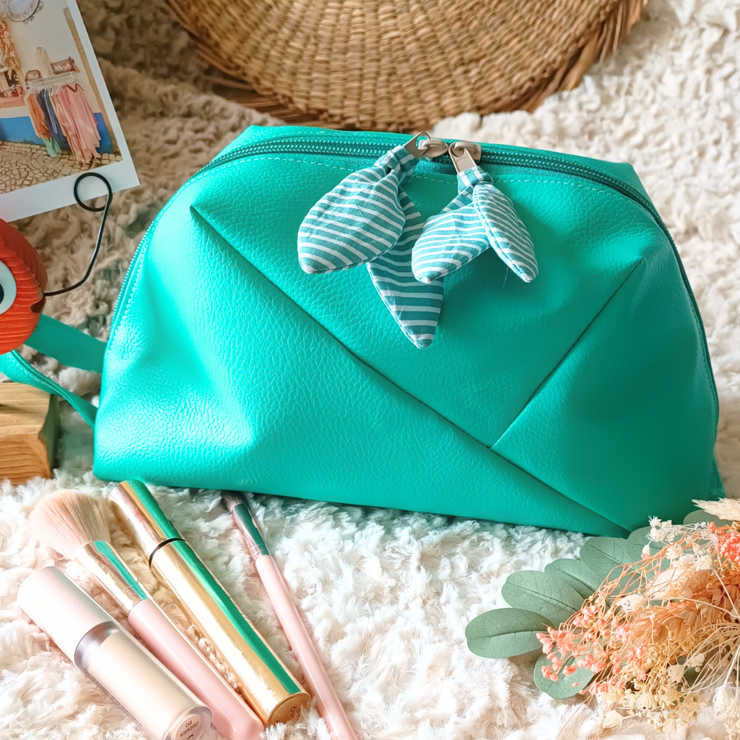 trousse toilette maquillage crayons simili cuir coton double molleton poignee transport fermeture zip originale design fait main piece unique creatrice francaise createur accessoire pochette vendee bleu turquoise