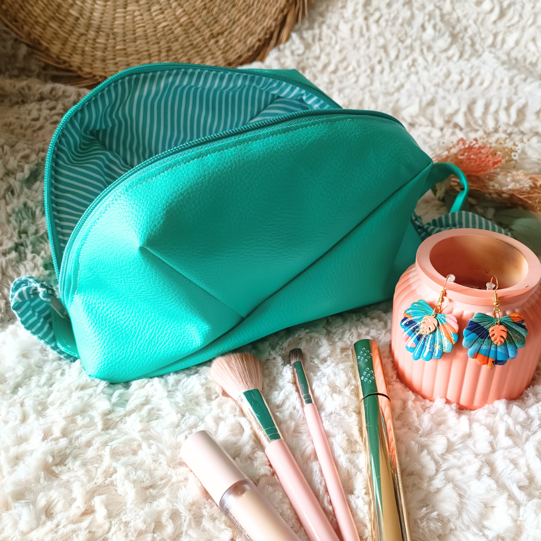 trousse toilette maquillage crayons simili cuir coton double molleton poignee transport fermeture zip originale design fait main piece unique creatrice francaise createur accessoire pochette vendee bleu turquoise