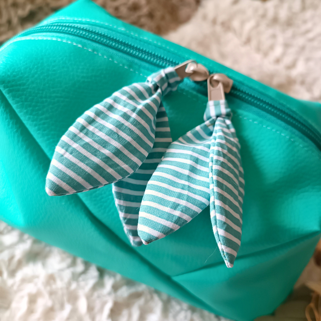 trousse toilette maquillage crayons simili cuir coton double molleton poignee transport fermeture zip originale design fait main piece unique creatrice francaise createur accessoire pochette vendee bleu turquoise