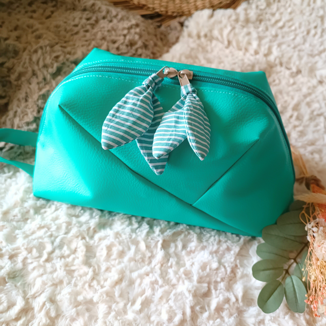 trousse toilette maquillage crayons simili cuir coton double molleton poignee transport fermeture zip originale design fait main piece unique creatrice francaise createur accessoire pochette vendee bleu turquoise