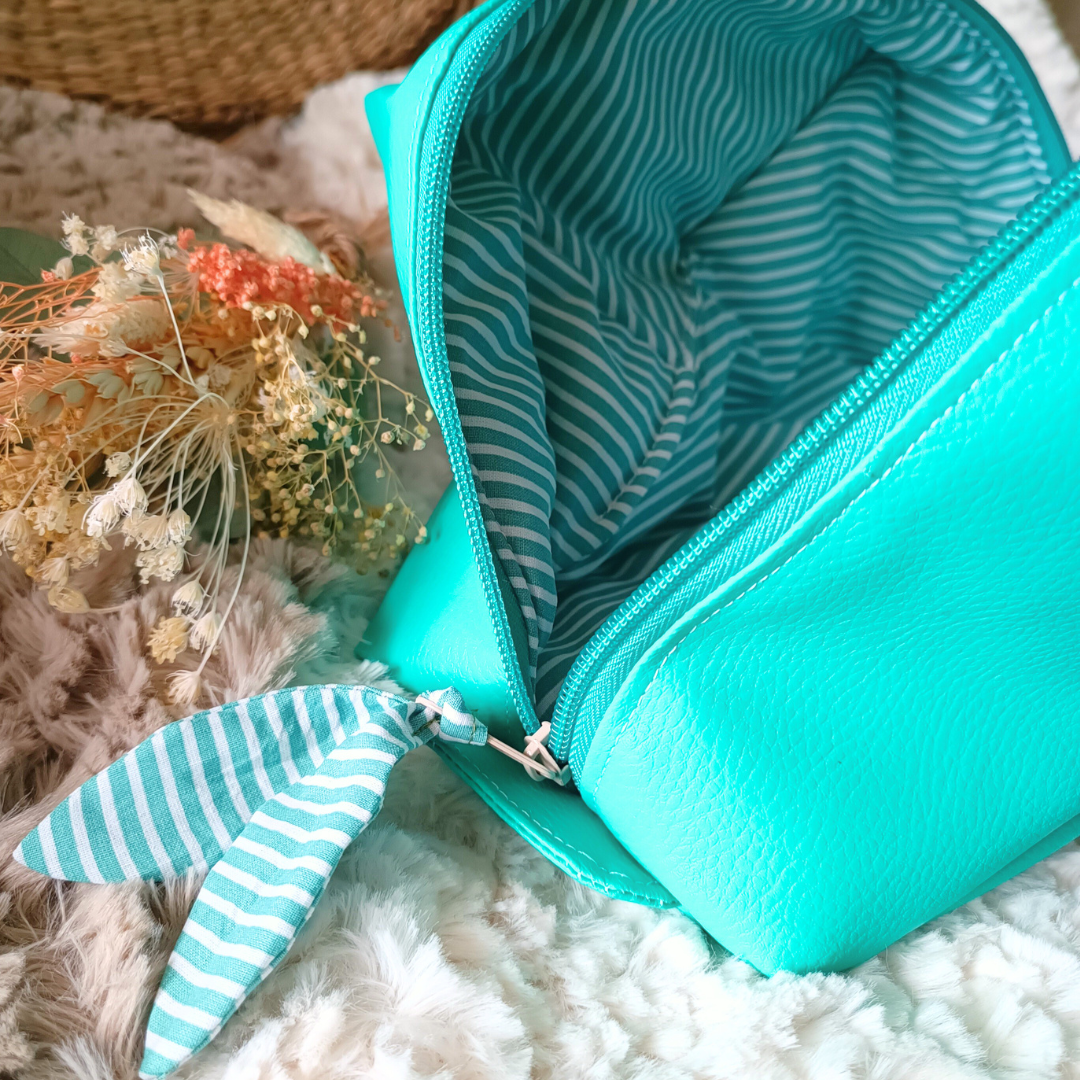 trousse toilette maquillage crayons simili cuir coton double molleton poignee transport fermeture zip originale design fait main piece unique creatrice francaise createur accessoire pochette vendee bleu turquoise