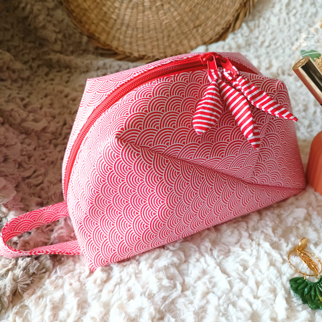 trousse toilette maquillage crayons simili cuir coton double molleton poignee transport fermeture zip originale design fait main piece unique creatrice francaise createur accessoire pochette vendee rouge blanc rayé