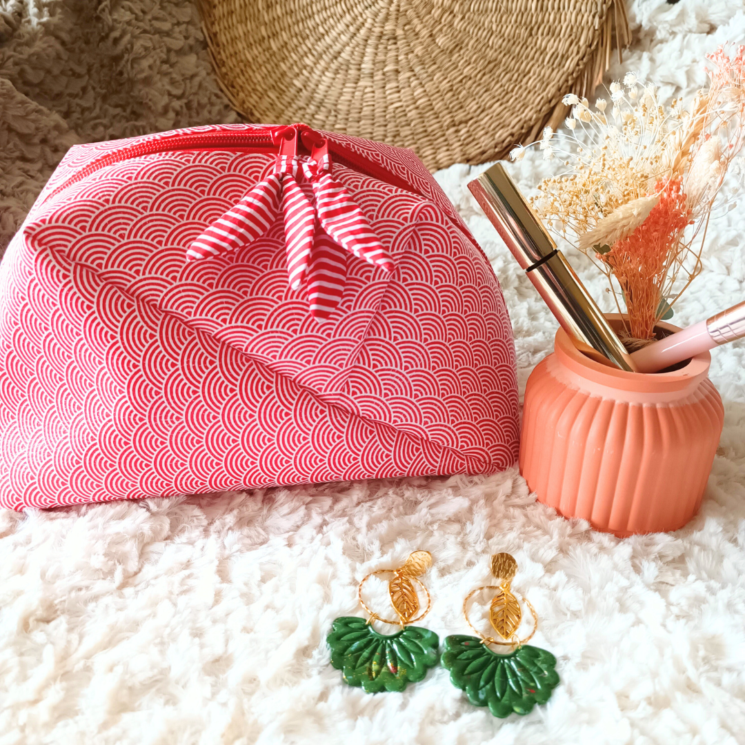 trousse toilette maquillage crayons simili cuir coton double molleton poignee transport fermeture zip originale design fait main piece unique creatrice francaise createur accessoire pochette vendee rouge blanc rayé