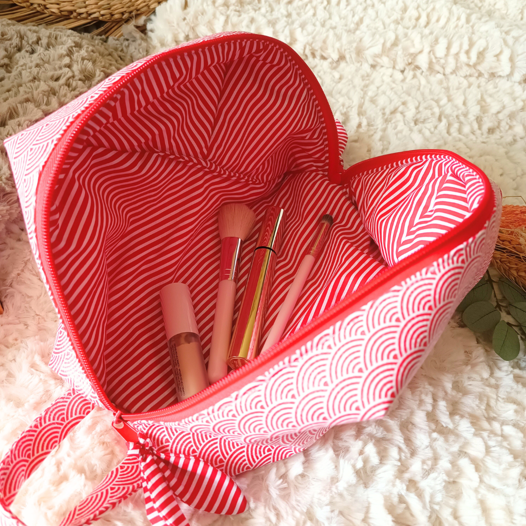 trousse toilette maquillage crayons simili cuir coton double molleton poignee transport fermeture zip originale design fait main piece unique creatrice francaise createur accessoire pochette vendee rouge blanc rayé