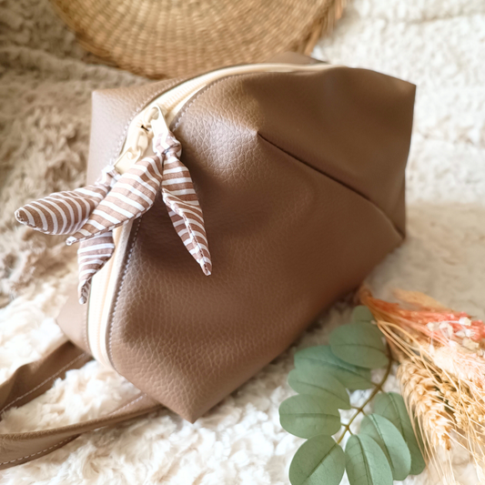 trousse toilette maquillage crayons simili cuir coton double molleton poignee transport fermeture zip originale design fait main piece unique creatrice francaise createur accessoire pochette vendee taupe rayé 