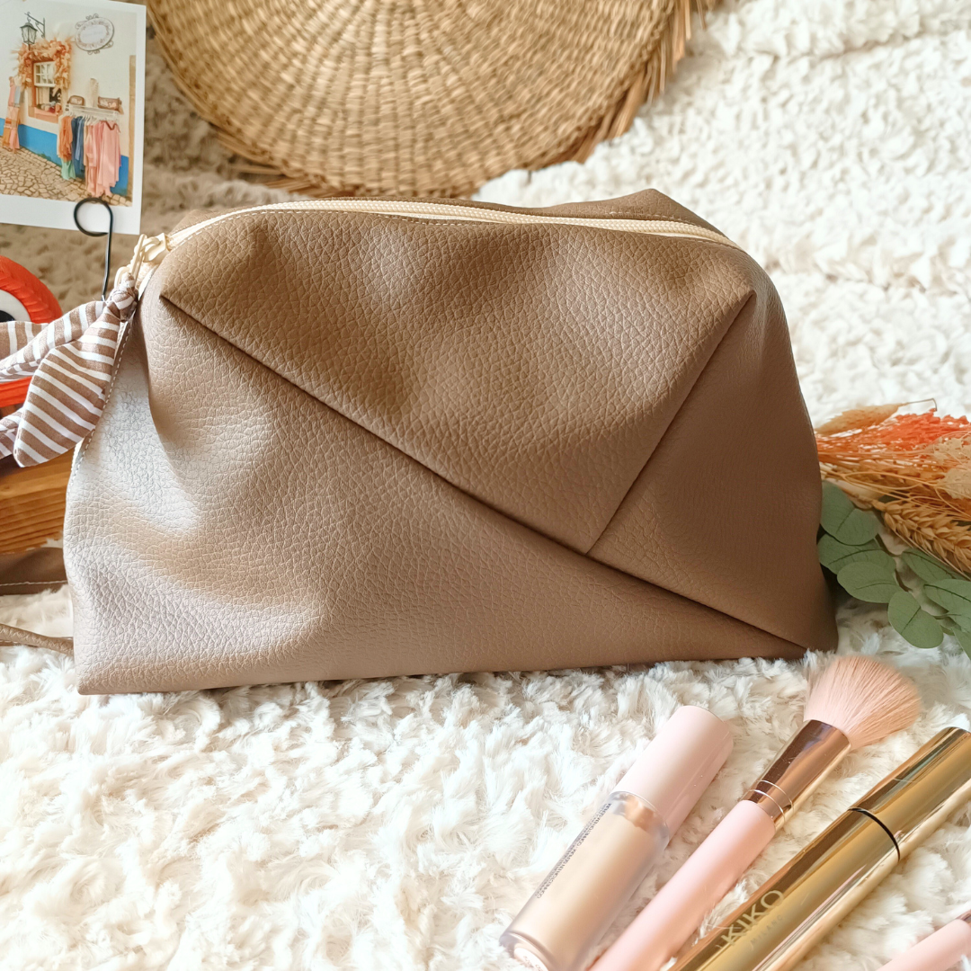trousse toilette maquillage crayons simili cuir coton double molleton poignee transport fermeture zip originale design fait main piece unique creatrice francaise createur accessoire pochette vendee taupe rayé 