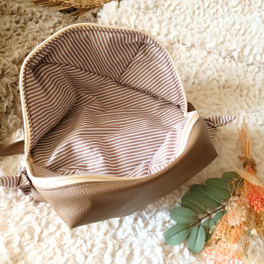 trousse toilette maquillage crayons simili cuir coton double molleton poignee transport fermeture zip originale design fait main piece unique creatrice francaise createur accessoire pochette vendee taupe rayé 