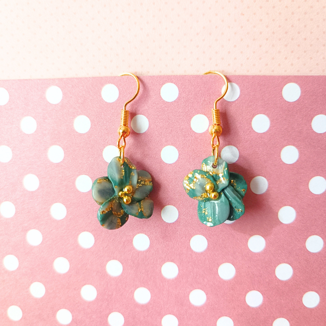 boucles d'oreilles fimo argile polymère pendantes crochet acier inoxydable artisanal fait main vendée fleur bleu or