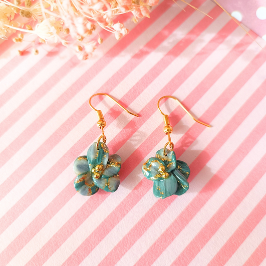 boucles d'oreilles fimo argile polymère pendantes crochet acier inoxydable artisanal fait main vendée fleur bleu or