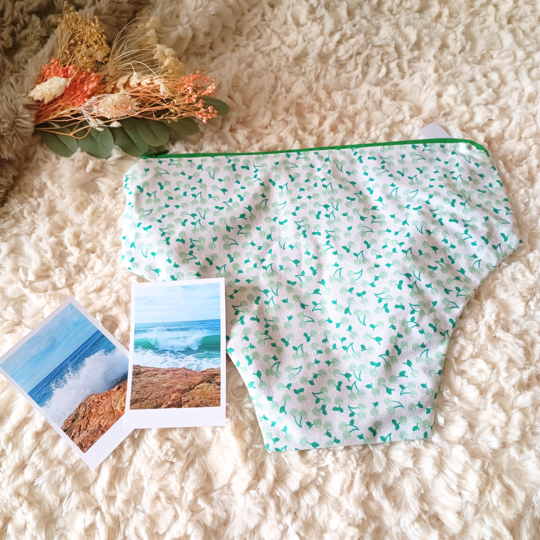 pochette trousse impermeable coton enduit doublee fermeture eclair zip maillot mouille protections hygieniques  fait main creatrice createur francais vendée blanc cerise vert