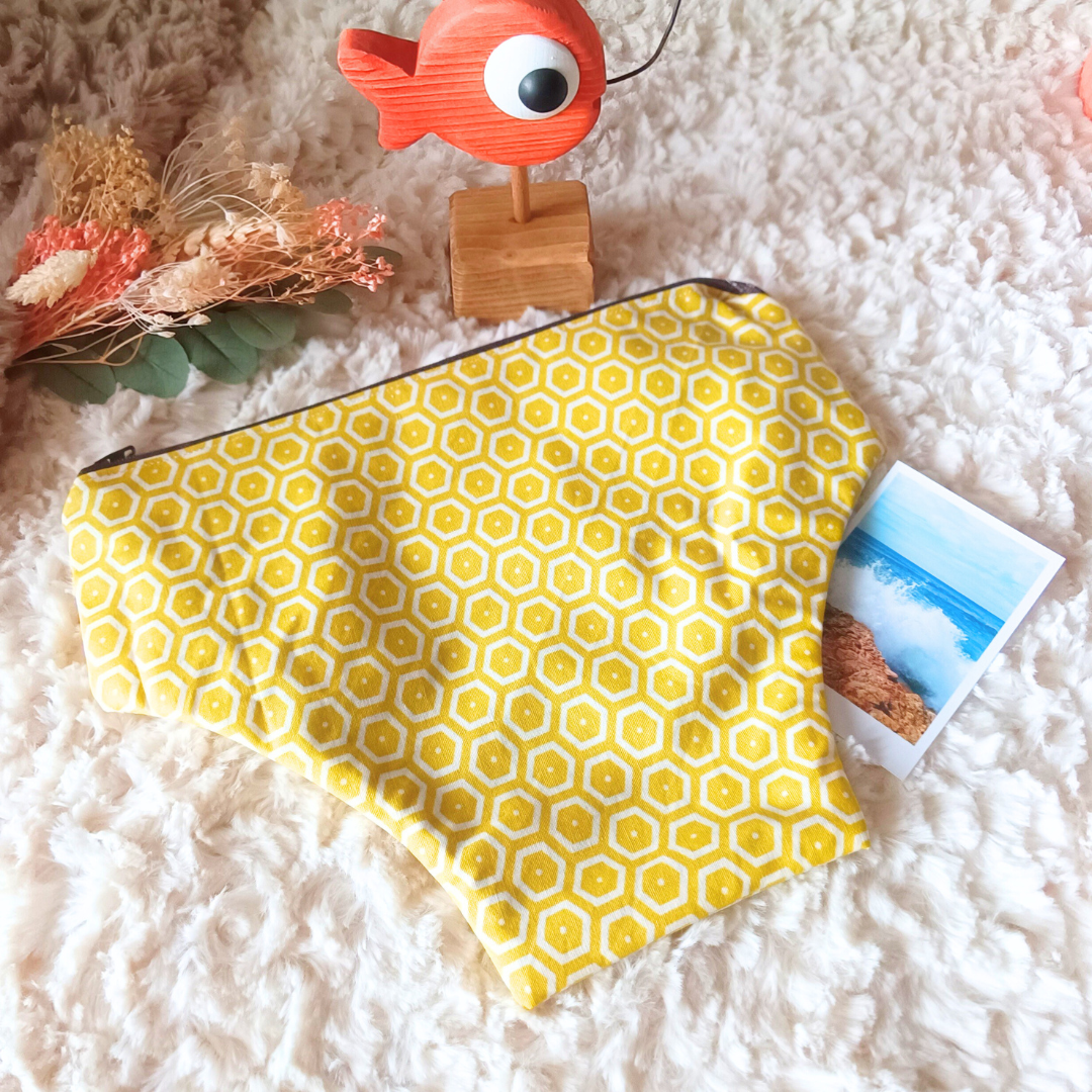 pochette trousse impermeable coton enduit doublee fermeture eclair zip maillot mouille protections hygieniques  fait main creatrice createur francais vendée jaune ruche abeille