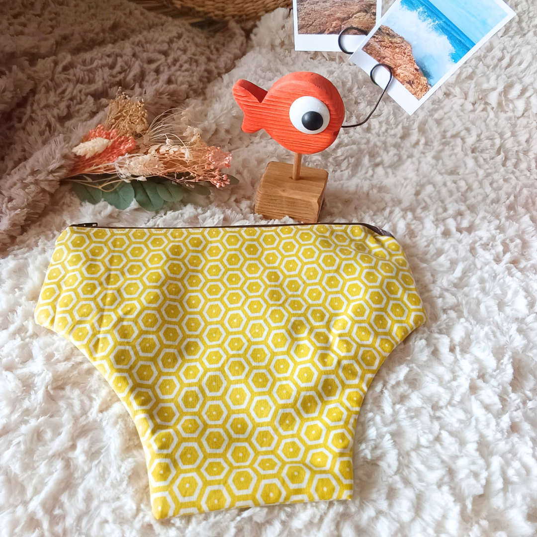 pochette trousse impermeable coton enduit doublee fermeture eclair zip maillot mouille protections hygieniques  fait main creatrice createur francais vendée jaune ruche abeille