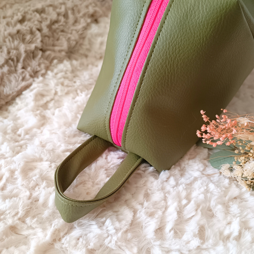 trousse toilette maquillage crayons simili cuir coton double molleton poignee transport fermeture zip originale design fait main piece unique creatrice francaise createur accessoire pochette vendee kaki 