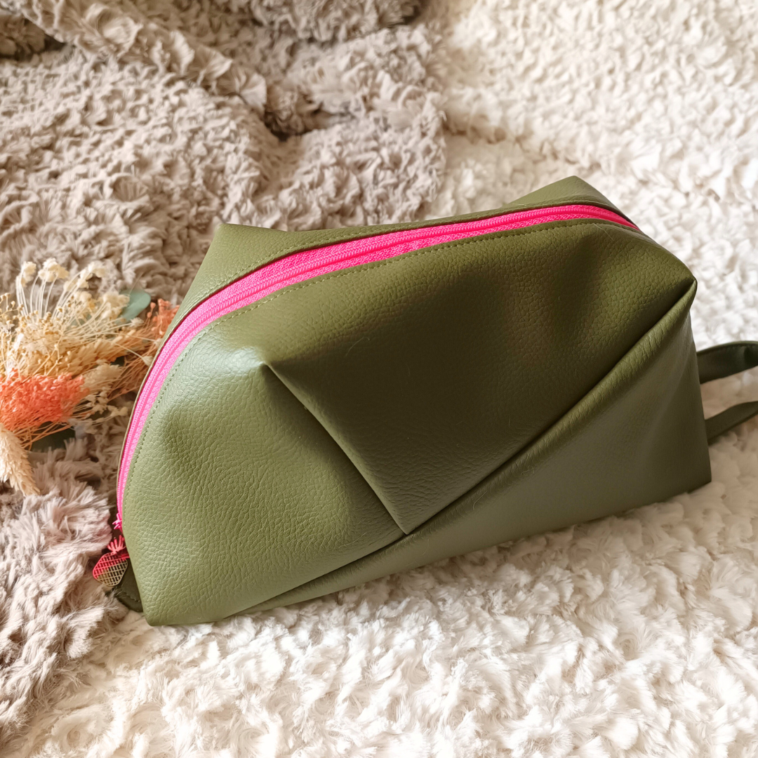 trousse toilette maquillage crayons simili cuir coton double molleton poignee transport fermeture zip originale design fait main piece unique creatrice francaise createur accessoire pochette vendee kaki 